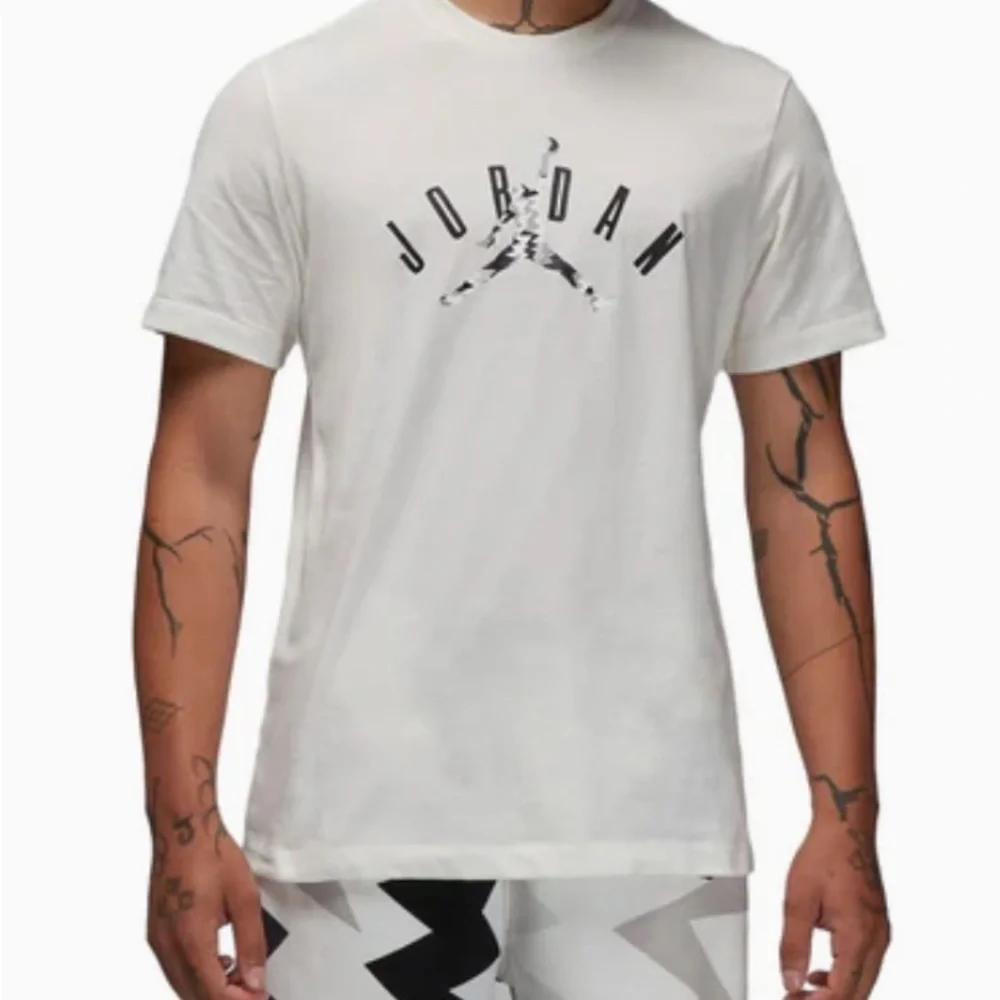 Jordan T-Shirt Mens Graphic Tee Logo Short Sleeve‎ 'Sail' FB7365-133 size Medium
